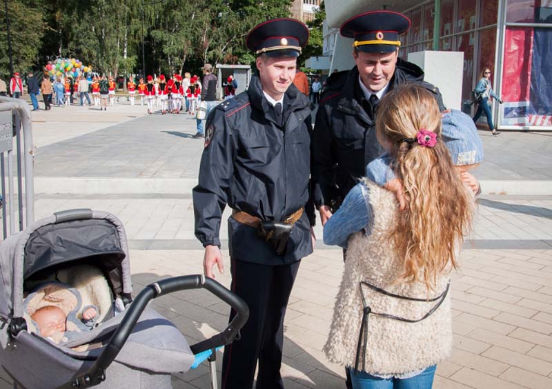 Ребенок сотрудника полиции. Полицейский для детей. Детская полиция в России. Полицейские с родителями. Мама полицейский с ребенком.