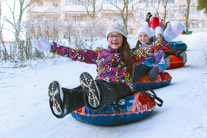 Дети катаются на ледянках