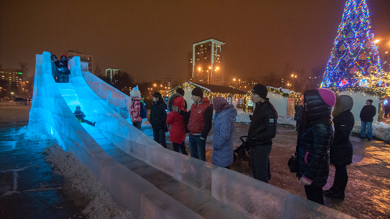 Горка на площади революции в Москве